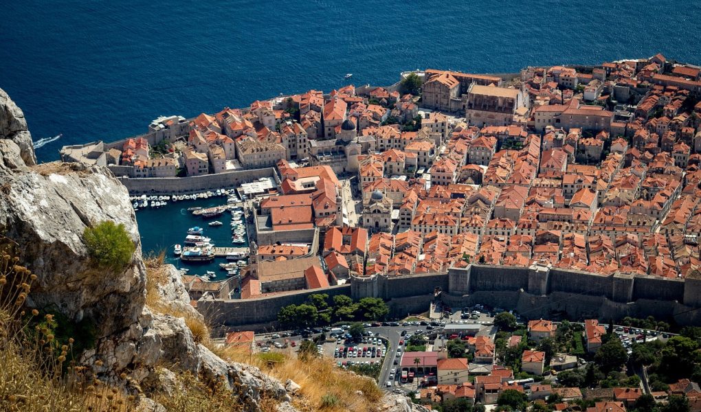 embarquez pour une croisière inoubliable en adriatique et découvrez des paysages côtiers magnifiques, des villes historiques comme dubrovnik et split, ainsi que des plages idylliques. parfait pour des vacances relaxantes entre culture et nature.