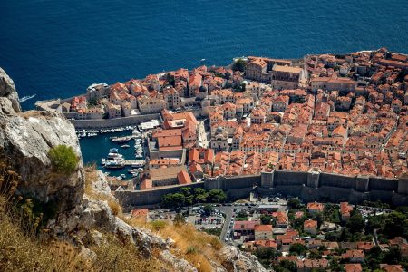 embarquez pour une croisière inoubliable en adriatique et découvrez des paysages côtiers magnifiques, des villes historiques comme dubrovnik et split, ainsi que des plages idylliques. parfait pour des vacances relaxantes entre culture et nature.