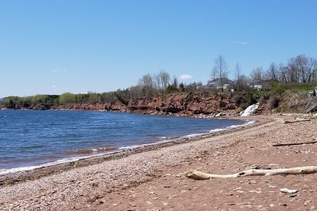 découvrez la gaspésie, une région spectaculaire du québec offrant des paysages côtiers grandioses, des parcs nationaux, des villages pittoresques et une riche culture locale. partez à l’aventure entre mer et montagnes !