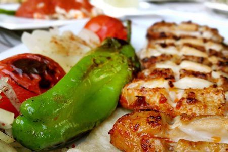 découvrez la cuisine turque : des saveurs authentiques, des recettes traditionnelles savoureuses et des spécialités incontournables de la turquie. voyagez au cœur de la gastronomie turque !