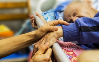 découvrez le rôle des hospices : des établissements spécialisés offrant soins palliatifs, accompagnement et soutien aux personnes en fin de vie, dans un cadre chaleureux et respectueux de leur dignité.