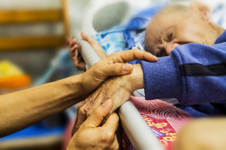 découvrez le rôle des hospices : des établissements spécialisés offrant soins palliatifs, accompagnement et soutien aux personnes en fin de vie, dans un cadre chaleureux et respectueux de leur dignité.