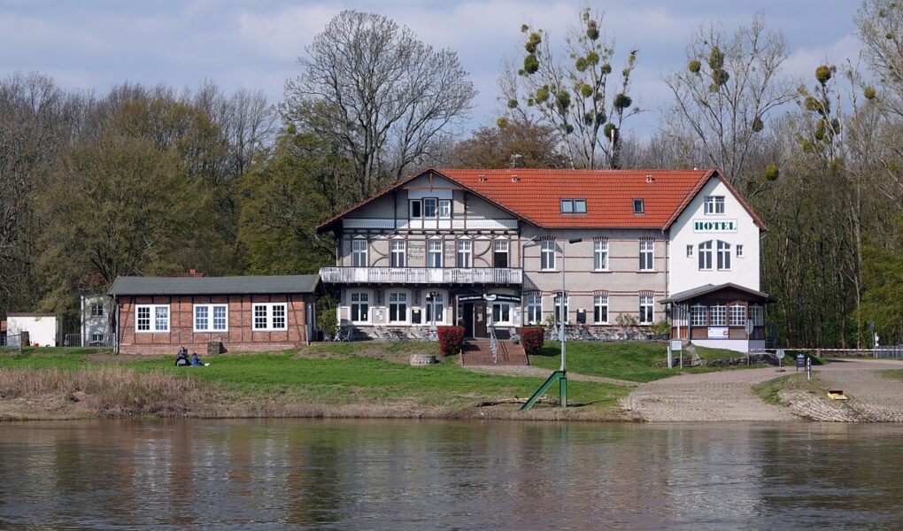 découvrez des alternatives d'hébergement uniques pour vos voyages : logements insolites, locations de courte durée, chambres d’hôtes et solutions adaptées à tous les budgets et envies.