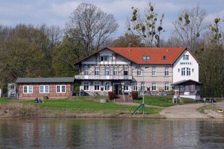 découvrez des alternatives d'hébergement uniques pour vos voyages : logements insolites, locations de courte durée, chambres d’hôtes et solutions adaptées à tous les budgets et envies.