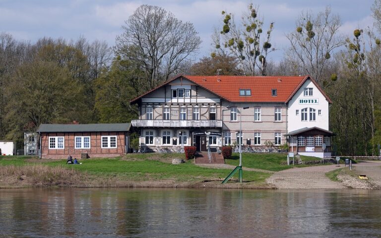 découvrez des alternatives d'hébergement uniques pour vos voyages : logements insolites, locations de courte durée, chambres d’hôtes et solutions adaptées à tous les budgets et envies.