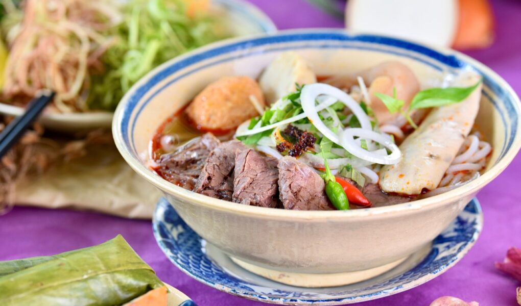 découvrez la cuisine vietnamienne : des plats authentiques, savoureux et équilibrés qui allient fraîcheur, herbes aromatiques et traditions culinaires uniques. voyagez à travers les saveurs du vietnam !