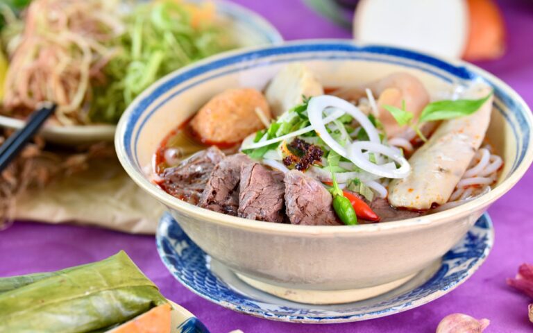 découvrez la cuisine vietnamienne : des plats authentiques, savoureux et équilibrés qui allient fraîcheur, herbes aromatiques et traditions culinaires uniques. voyagez à travers les saveurs du vietnam !