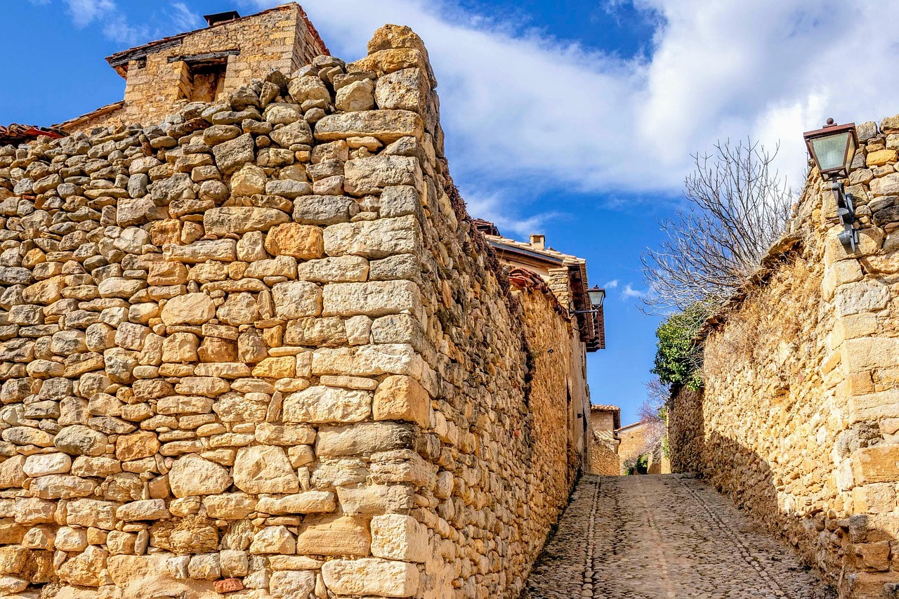 découvrez aragon, une région historique d'espagne réputée pour ses paysages spectaculaires, son patrimoine médiéval, et sa riche culture. parfait pour les amateurs d’histoire, de nature et de traditions espagnoles.