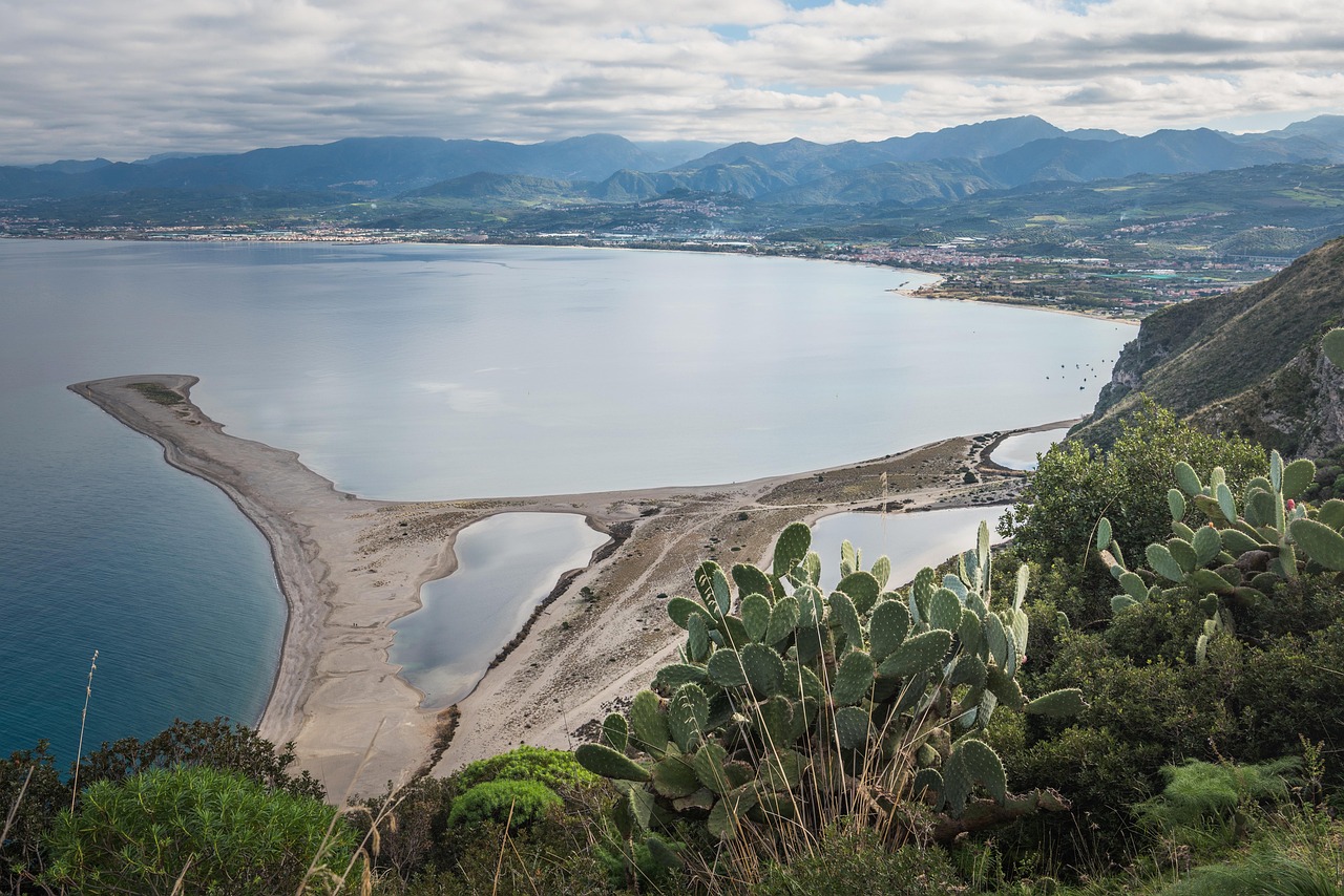 découvrez la sicile, une île méditerranéenne fascinante, riche en histoire, paysages spectaculaires et gastronomie authentique. explorez ses plages, ses volcans et ses villages pittoresques pour un voyage inoubliable.