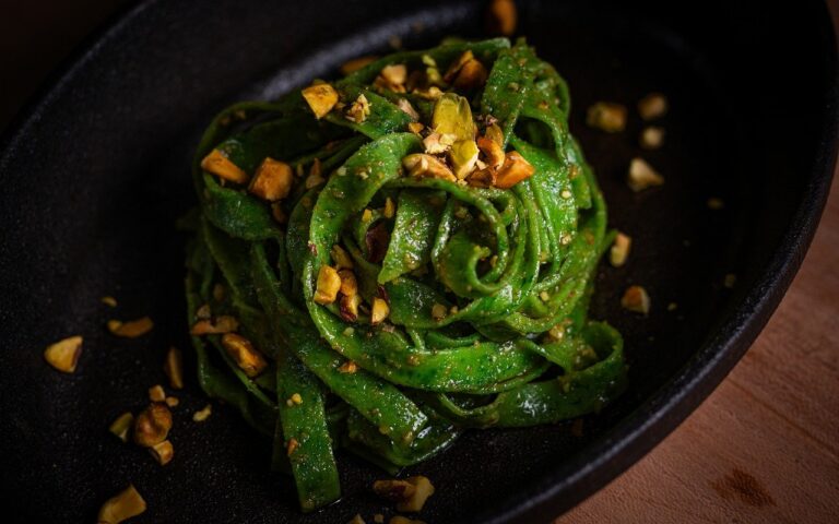 découvrez l'univers de la gastronomie : histoire, tendances culinaires, conseils de chefs et recettes gourmandes pour éveiller vos papilles et sublimer vos repas.