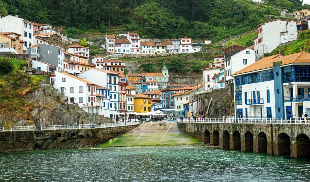 découvrez les merveilles des asturies : paysages naturels, plages sauvages, montagnes, villages traditionnels et une gastronomie riche. préparez votre séjour dans cette région authentique du nord de l’espagne !
