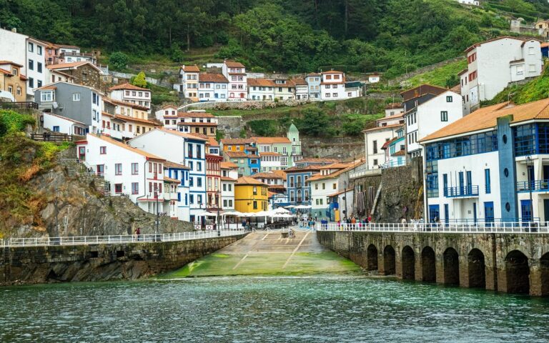 découvrez les merveilles des asturies : paysages naturels, plages sauvages, montagnes, villages traditionnels et une gastronomie riche. préparez votre séjour dans cette région authentique du nord de l’espagne !