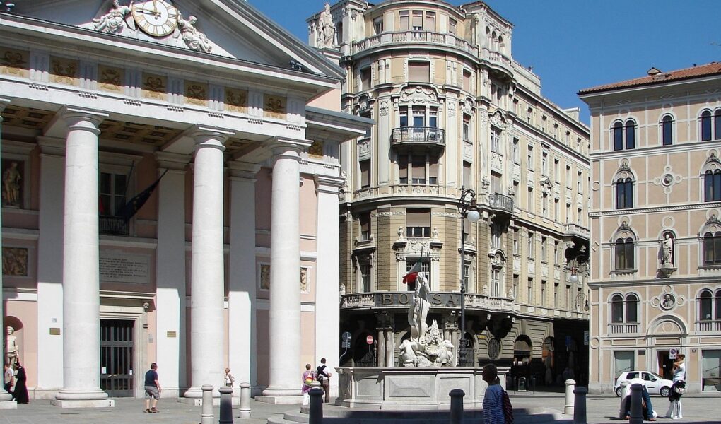 découvrez trieste, une ville italienne unique située entre mer et collines, célèbre pour son histoire fascinante, ses influences culturelles européennes et sa cuisine savoureuse. explorez ses sites emblématiques et profitez d'une ambiance méditerranéenne authentique.