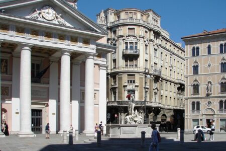découvrez trieste, une ville italienne unique située entre mer et collines, célèbre pour son histoire fascinante, ses influences culturelles européennes et sa cuisine savoureuse. explorez ses sites emblématiques et profitez d'une ambiance méditerranéenne authentique.