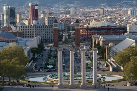 découvrez barcelone, une ville vibrante en espagne connue pour son architecture unique, ses plages ensoleillées, sa gastronomie savoureuse et sa vie culturelle animée. préparez votre séjour à barcelone !