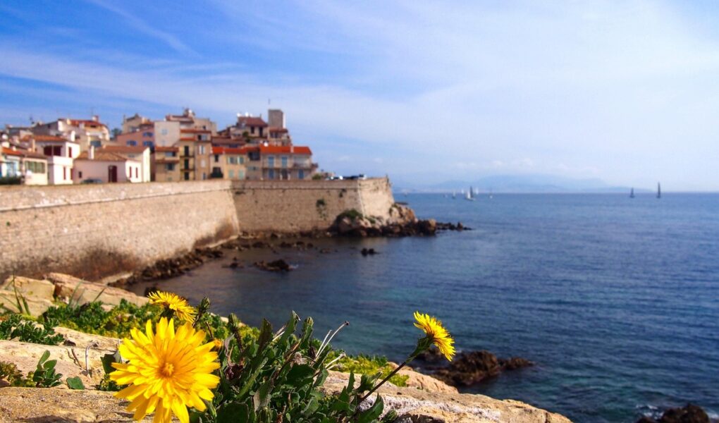 découvrez la côte d'azur, une destination ensoleillée du sud de la france réputée pour ses plages idylliques, ses villes glamour comme nice et cannes, ainsi que ses paysages magnifiques entre mer et montagne.
