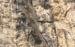 découvrez la via francigena, l'une des plus anciennes routes de pèlerinage d'europe reliant canterbury à rome. parcourez des paysages variés, des villages pittoresques et vivez une aventure culturelle et historique inoubliable.