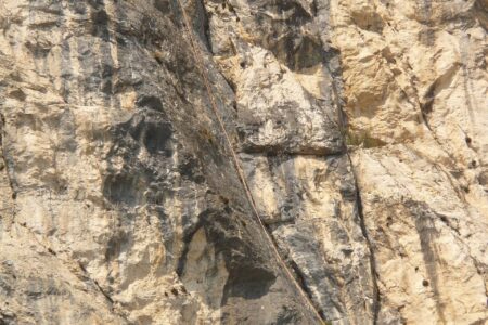 découvrez la via francigena, l'une des plus anciennes routes de pèlerinage d'europe reliant canterbury à rome. parcourez des paysages variés, des villages pittoresques et vivez une aventure culturelle et historique inoubliable.
