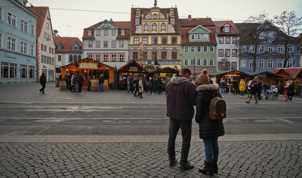 découvrez l’enchantement du marché de noël : artisanat, décorations festives, gourmandises traditionnelles et ambiance chaleureuse pour vivre la magie des fêtes en famille ou entre amis.