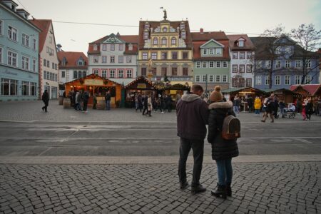 découvrez l’enchantement du marché de noël : artisanat, décorations festives, gourmandises traditionnelles et ambiance chaleureuse pour vivre la magie des fêtes en famille ou entre amis.