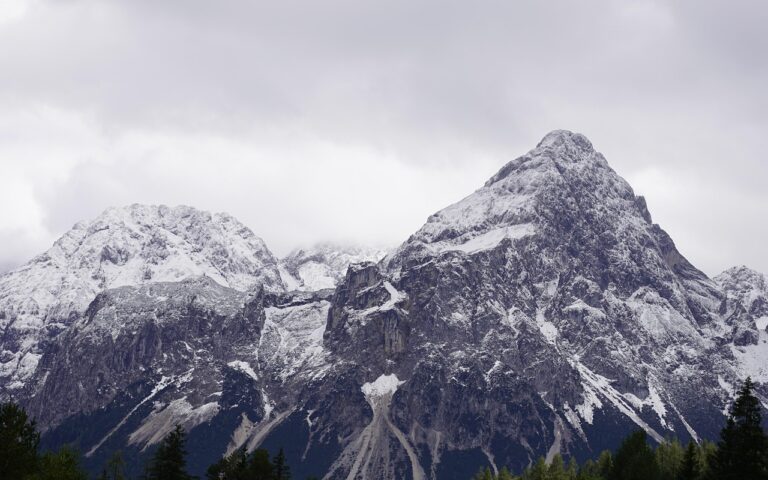 découvrez les alpes mancelles, un écrin de nature aux paysages vallonnés, parfait pour la randonnée, le vélo et des escapades authentiques en sarthe. vivez une expérience unique dans ce site préservé du nord-ouest de la france.