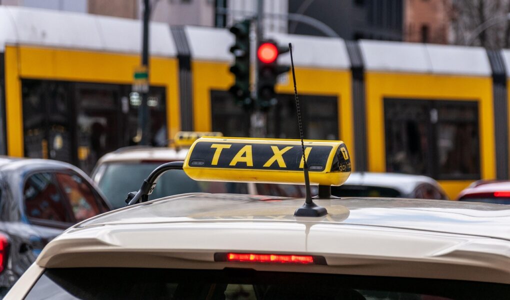 découvrez les avantages et les solutions du transport public pour faciliter vos déplacements quotidiens, réduire votre empreinte écologique et économiser sur les coûts de transport en ville comme à la campagne.