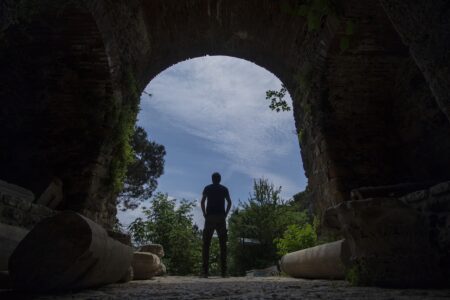 découvrez l'art du carnet de voyage : conseils, astuces et inspirations pour raconter vos aventures à travers des récits, photos et souvenirs mémorables.