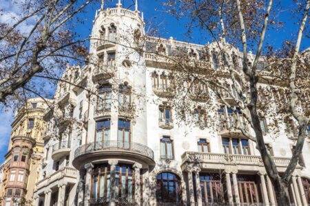 découvrez les meilleurs hôtels à barcelone : hébergements de charme, hôtels de luxe, emplacements en centre-ville et conseils pour réserver votre séjour idéal au meilleur prix.