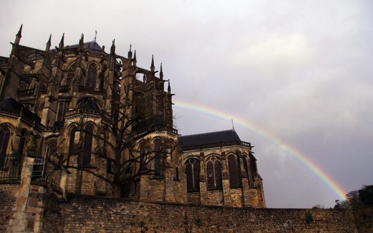 découvrez le mans classic, l'événement incontournable pour les passionnés d’automobiles anciennes : courses mythiques, expositions de véhicules de collection et ambiance rétro au cœur du circuit des 24 heures du mans.