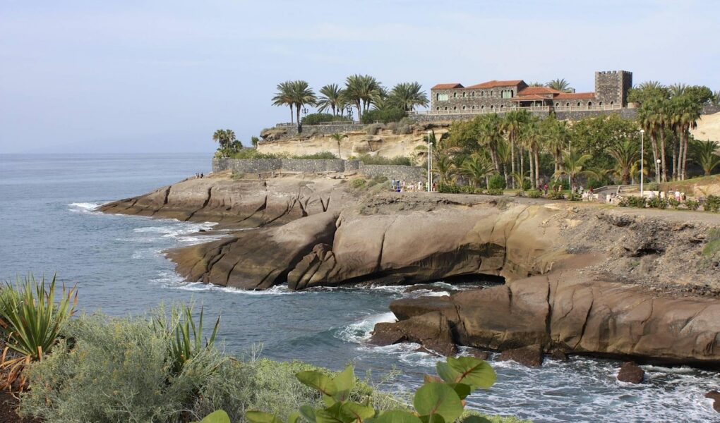 découvrez tenerife, la plus grande des îles canaries : plages volcaniques, paysages spectaculaires, climat ensoleillé et activités pour tous. préparez votre voyage et vivez une expérience inoubliable à tenerife !