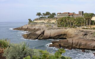 découvrez tenerife, la plus grande des îles canaries : plages volcaniques, paysages spectaculaires, climat ensoleillé et activités pour tous. préparez votre voyage et vivez une expérience inoubliable à tenerife !