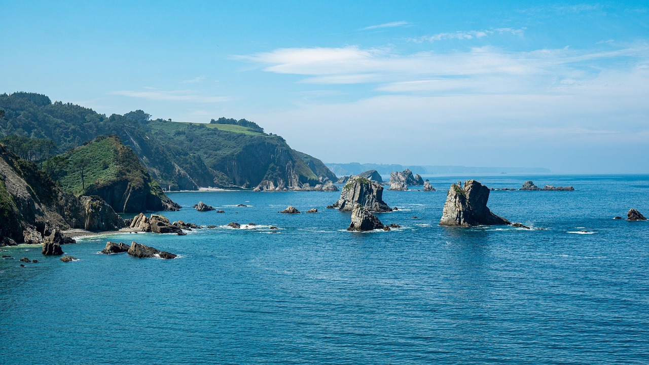 découvrez les merveilles des asturies : nature sauvage, plages préservées, villages authentiques et une gastronomie riche au cœur du nord de l’espagne. explorez cette destination unique entre montagnes et océan atlantique.