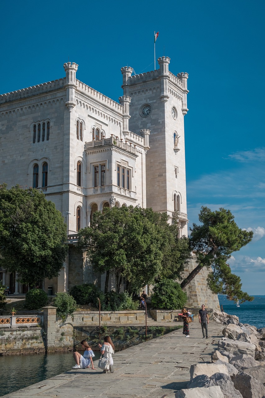 découvrez trieste, une ville cosmopolite du nord-est de l’italie, réputée pour son histoire fascinante, sa culture unique et ses superbes paysages côtiers sur l’adriatique.