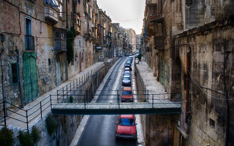 découvrez un itinéraire de voyage complet à malte pour explorer ses plages, sites historiques et villages pittoresques en optimisant votre séjour.