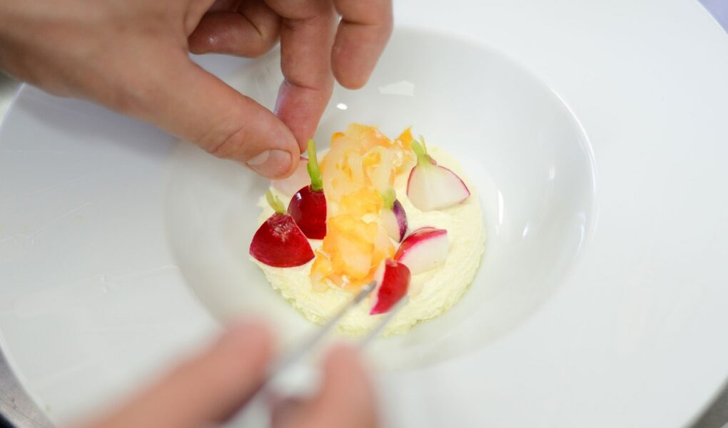 découvrez la richesse et la diversité de la gastronomie tunisienne, un savoureux mélange de saveurs méditerranéennes, d’épices parfumées et de plats traditionnels authentiques. laissez-vous séduire par une cuisine ensoleillée et généreuse.