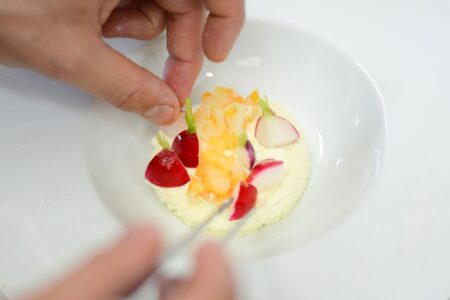 découvrez la richesse et la diversité de la gastronomie tunisienne, un savoureux mélange de saveurs méditerranéennes, d’épices parfumées et de plats traditionnels authentiques. laissez-vous séduire par une cuisine ensoleillée et généreuse.