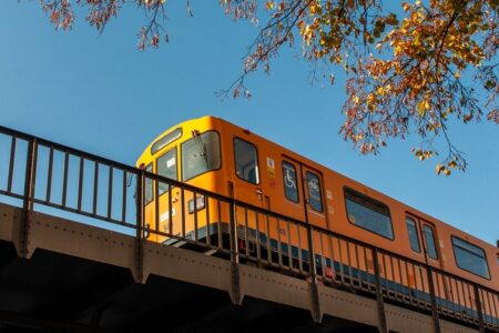 découvrez le métro d'istanbul : un réseau moderne, pratique et rapide pour explorer la ville. horaires, lignes, tarifs et conseils pour profiter pleinement de vos déplacements à istanbul.