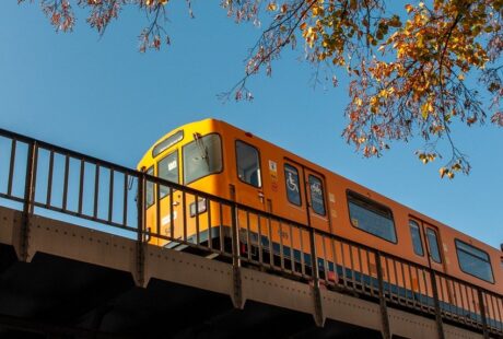 découvrez le métro d'istanbul : un réseau moderne, pratique et rapide pour explorer la ville. horaires, lignes, tarifs et conseils pour profiter pleinement de vos déplacements à istanbul.
