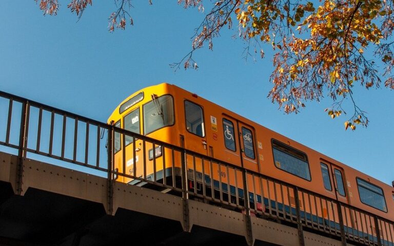 découvrez le métro d'istanbul : un réseau moderne, pratique et rapide pour explorer la ville. horaires, lignes, tarifs et conseils pour profiter pleinement de vos déplacements à istanbul.