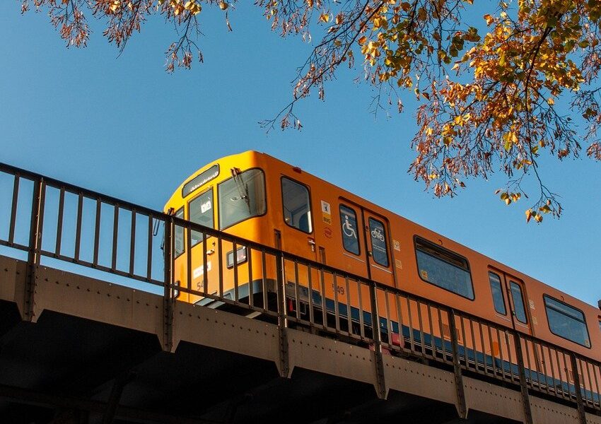 découvrez le métro d'istanbul : un réseau moderne, pratique et rapide pour explorer la ville. horaires, lignes, tarifs et conseils pour profiter pleinement de vos déplacements à istanbul.
