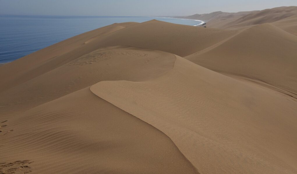 découvrez la namibie, un pays africain fascinant aux paysages époustouflants. explorez ses dunes spectaculaires, sa faune sauvage et ses cultures authentiques pour un voyage inoubliable en afrique australe.