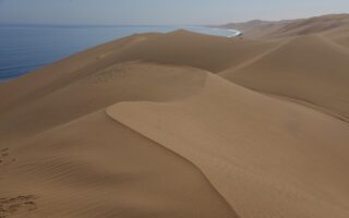 découvrez la namibie, un pays africain fascinant aux paysages époustouflants. explorez ses dunes spectaculaires, sa faune sauvage et ses cultures authentiques pour un voyage inoubliable en afrique australe.