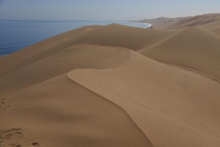 découvrez la namibie, un pays africain fascinant aux paysages époustouflants. explorez ses dunes spectaculaires, sa faune sauvage et ses cultures authentiques pour un voyage inoubliable en afrique australe.
