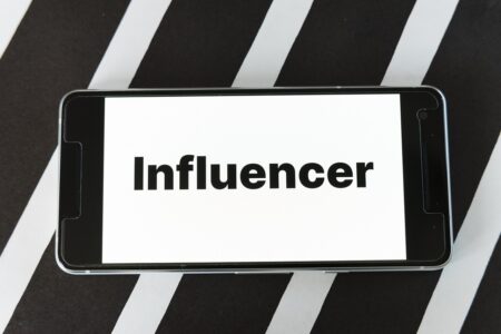 d&eacute;couvrez les meilleurs influenceurs instagram qui inspirent, divertissent et cr&eacute;ent des tendances sur les r&eacute;seaux sociaux.