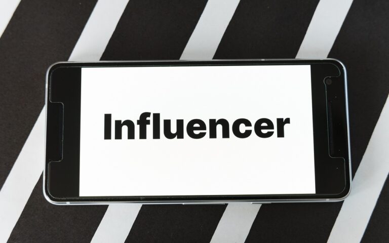 d&eacute;couvrez les meilleurs influenceurs instagram qui inspirent, divertissent et cr&eacute;ent des tendances sur les r&eacute;seaux sociaux.