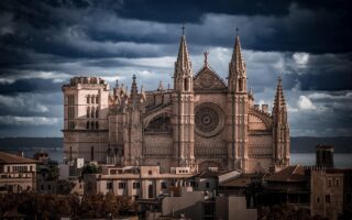 découvrez les destinations touristiques incontournables à visiter absolument lors de vos prochaines vacances. explorez des lieux fascinants, riches en histoire et en culture.