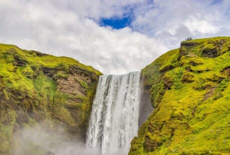 découvrez l'islande, terre de paysages époustouflants, volcans actifs, cascades majestueuses et aurores boréales inoubliables.