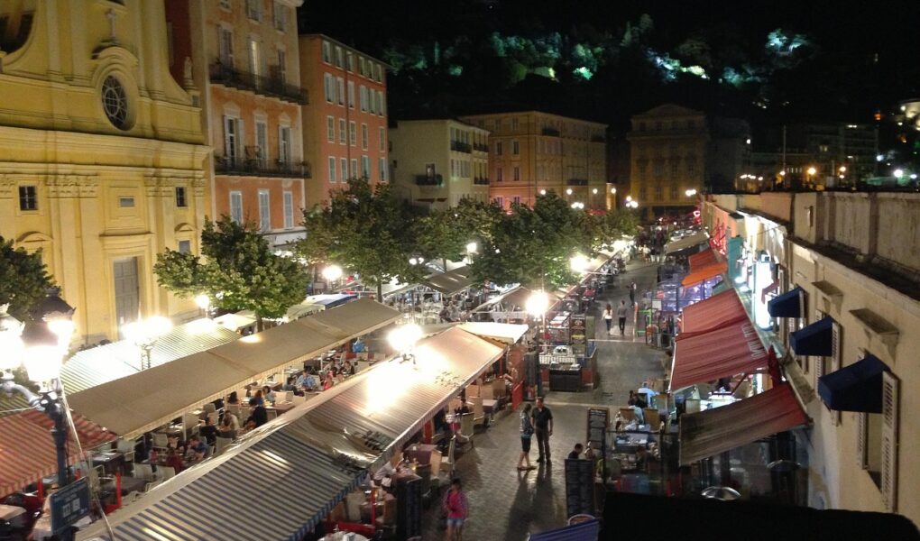 découvrez nice, joyau de la côte d'azur, avec ses plages ensoleillées, son charme méditerranéen et son riche patrimoine culturel.