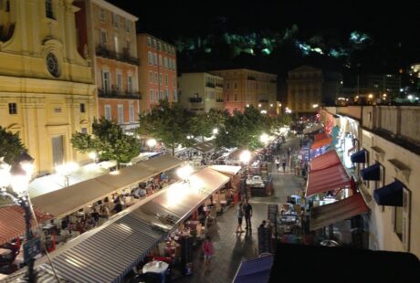 découvrez nice, joyau de la côte d'azur, avec ses plages ensoleillées, son charme méditerranéen et son riche patrimoine culturel.