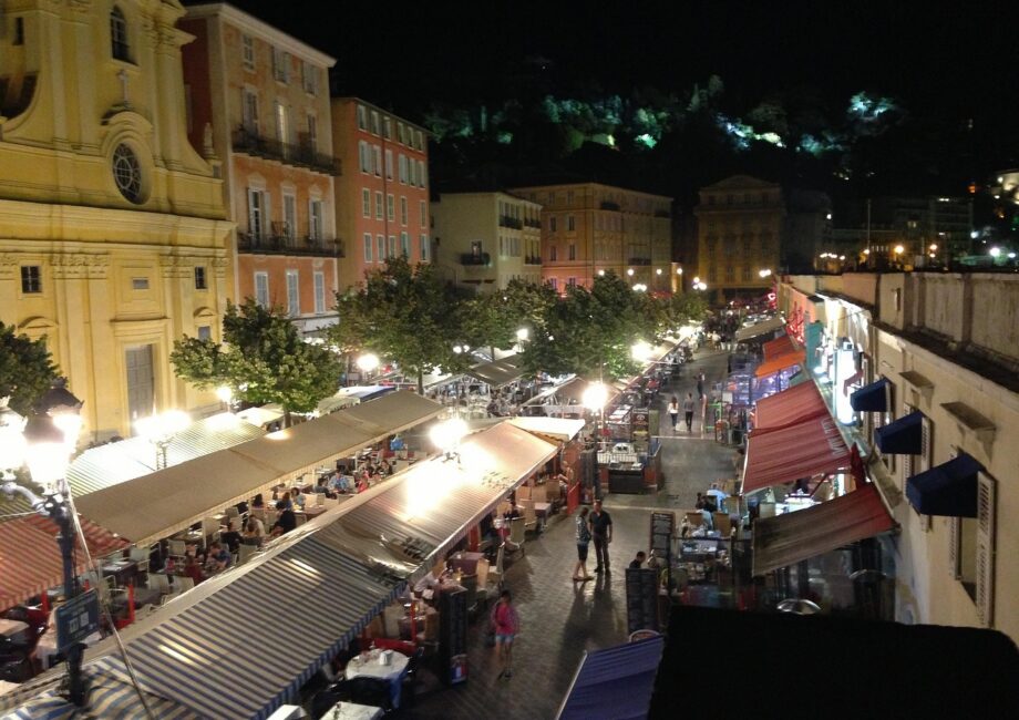 découvrez nice, joyau de la côte d'azur, avec ses plages ensoleillées, son charme méditerranéen et son riche patrimoine culturel.